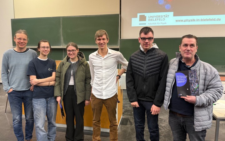 1,8 Billionen Grad heiß: Physik-Grundkurs erlebt moderne Teilchenforschung