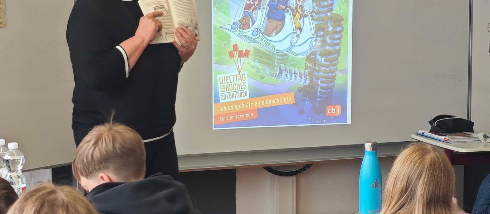 Frau Bökenhans liest aus dem Buch "Das fliegende Klassenzimmer"