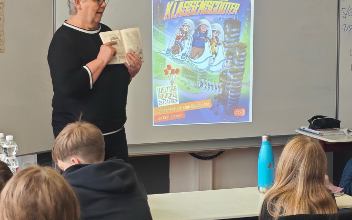 Frau Bökenhans liest aus dem Buch "Das fliegende Klassenzimmer"