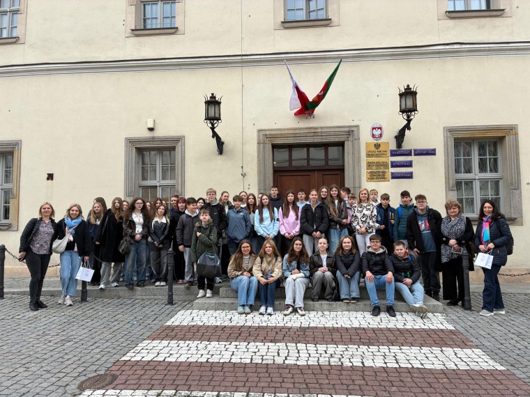 Die Gruppe mit Lehrkräften auf einem Gruppenfoto versammelt.