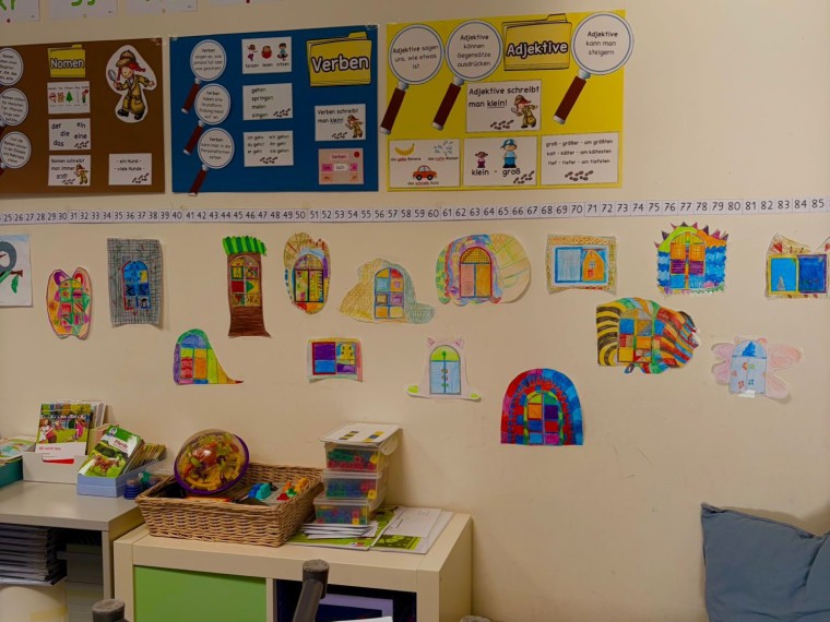 Ein Klassenzimmer mit Dekoration.