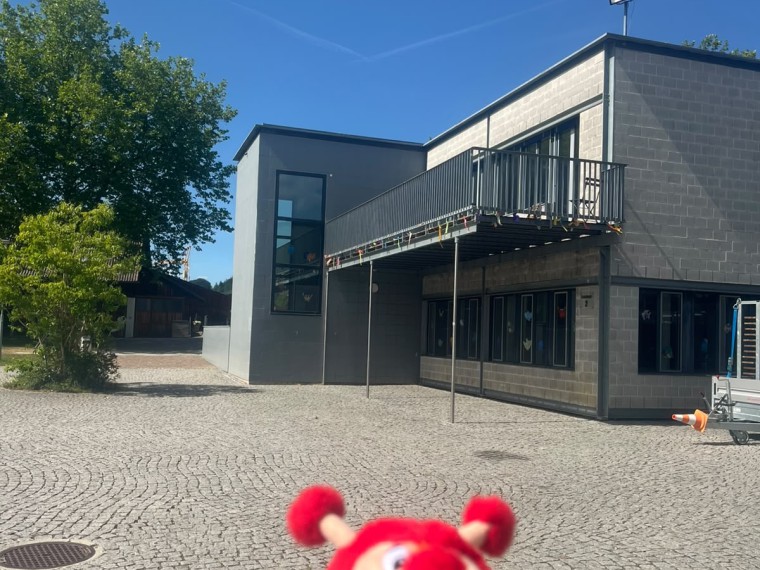 Rieti vor einem Gebäude.