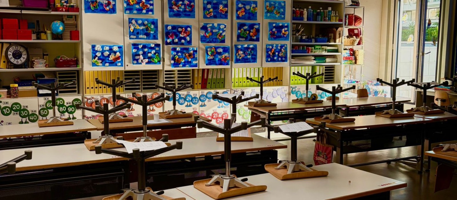 Ein Klassenzimmer mit Dekoration und Tischen.