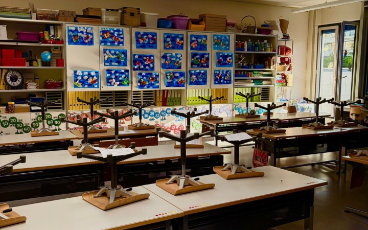 Ein Klassenzimmer mit Dekoration und Tischen.