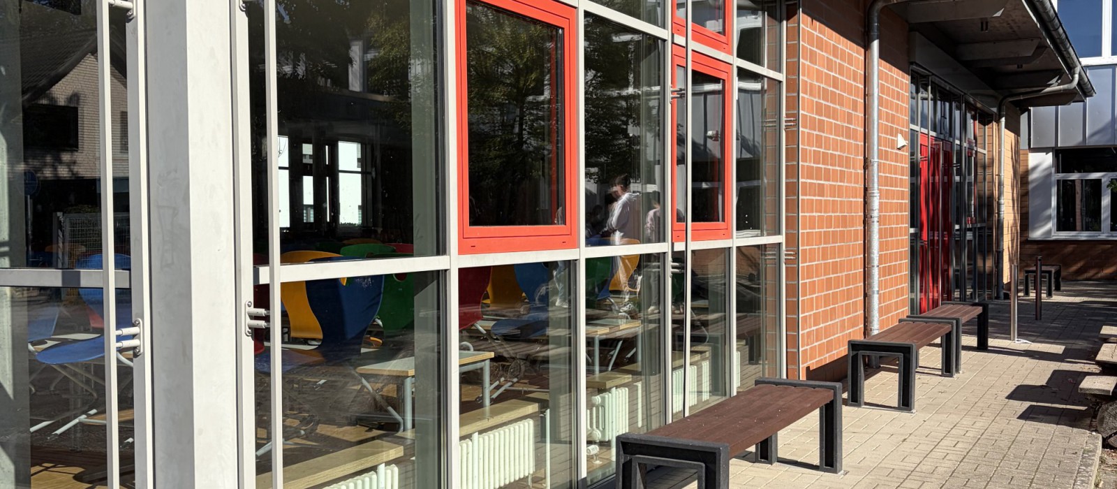 Neue Bänke für den Schulhof