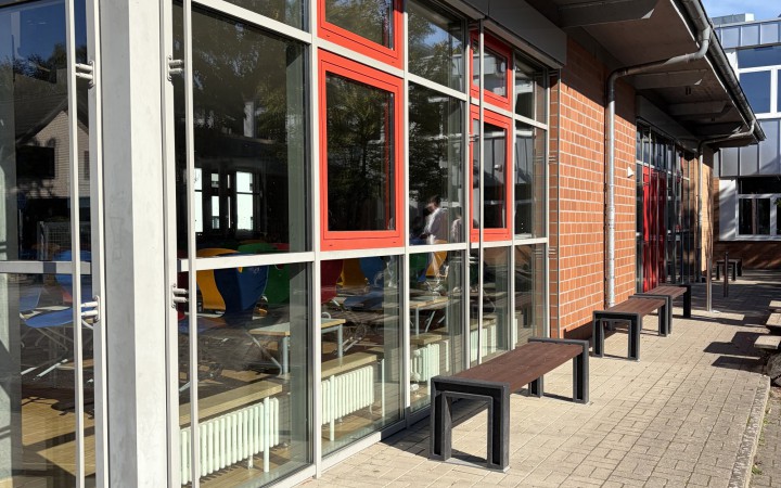 Neue Bänke für den Schulhof