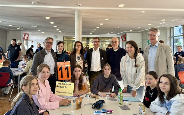 Schülerinnen und Schüler sowie Vertreter der Schulleitung stehen um eine Station bei der Probierwerkstatt.