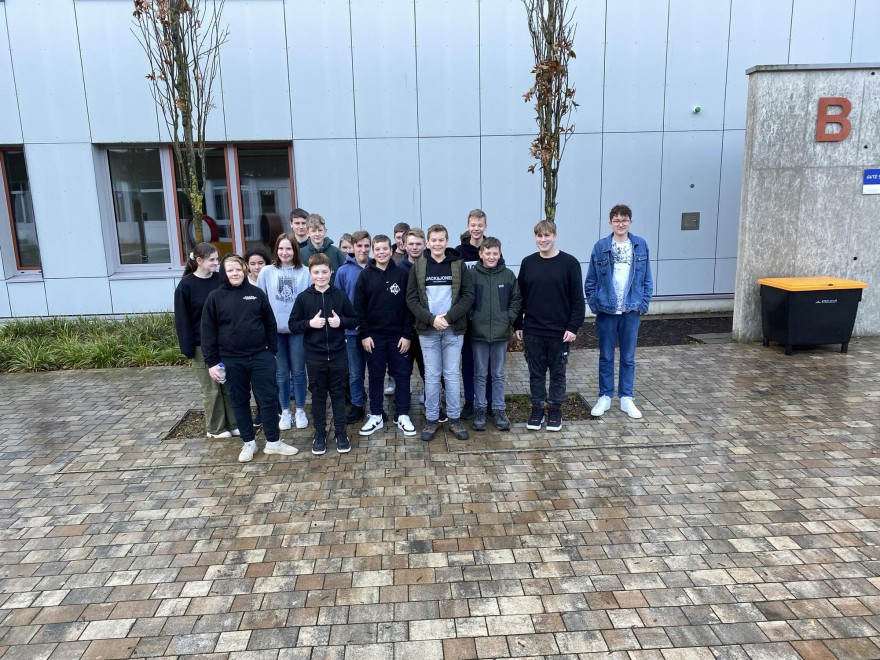 Das Team der Schülerfirma vor dem B-Gebäude