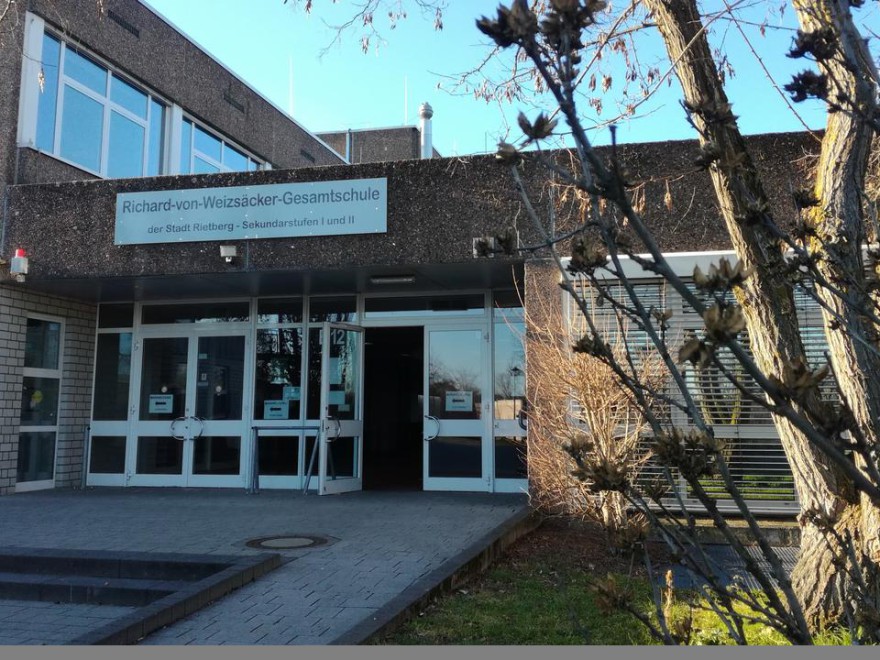 Der Haupteingang des Schulzentrums am Torfweg mit dem Schriftzug der Gesamtschule