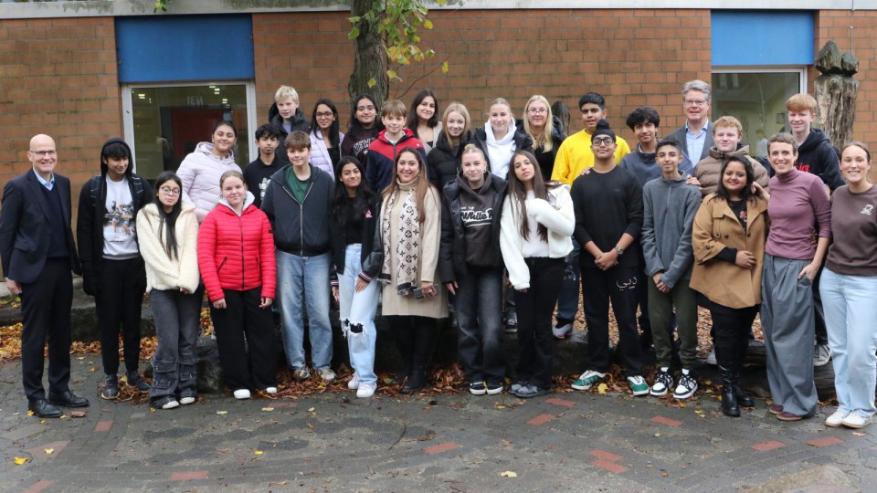 Die Gäste aus Delhi mit ihren Gastgeberinnen und Gastgebern auf dem Schulhof