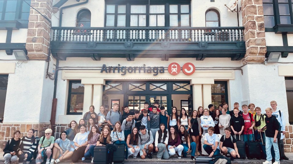 Die Austauschgruppe vor dem Bahnhof von Arrigorriaga