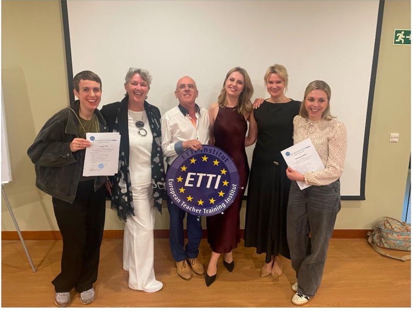 Lehrkräfte mit Teilnahmezertifikaten bei einer Erasmus+-Fortbildung