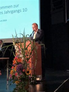 Erste Abschlussfeier eines zehnten Jahrgangs