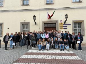 Die Gruppe mit Lehrkräften auf einem Gruppenfoto versammelt.