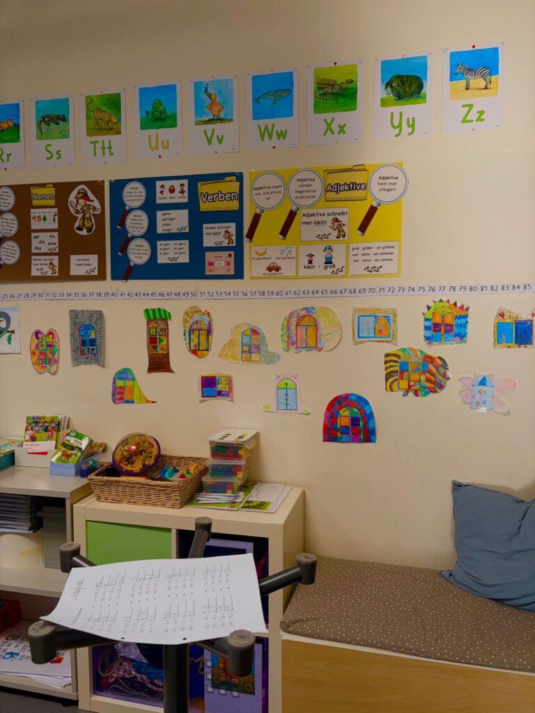 Ein Klassenzimmer mit Dekoration.