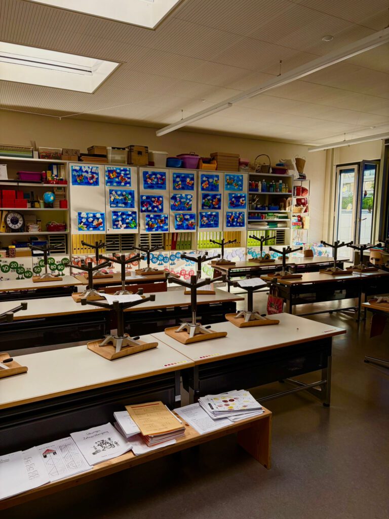 Ein Klassenzimmer mit Dekoration und Tischen.
