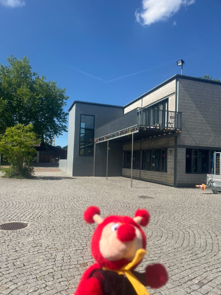 Rieti vor einem Gebäude.