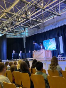 Zwei Darsteller bei einem Theaterstück stehen auf der Bühne.
