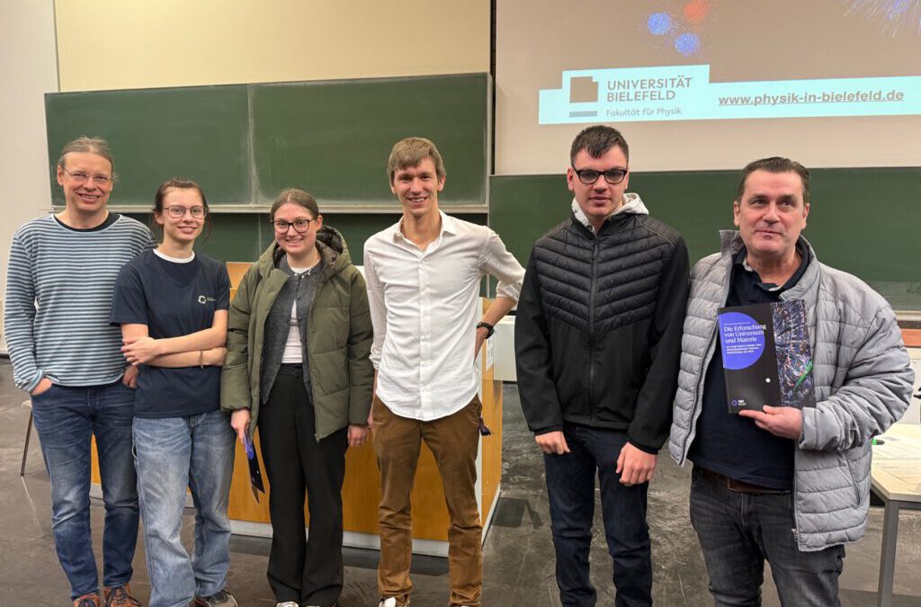 1,8 Billionen Grad heiß: Physik-Grundkurs erlebt moderne Teilchenforschung